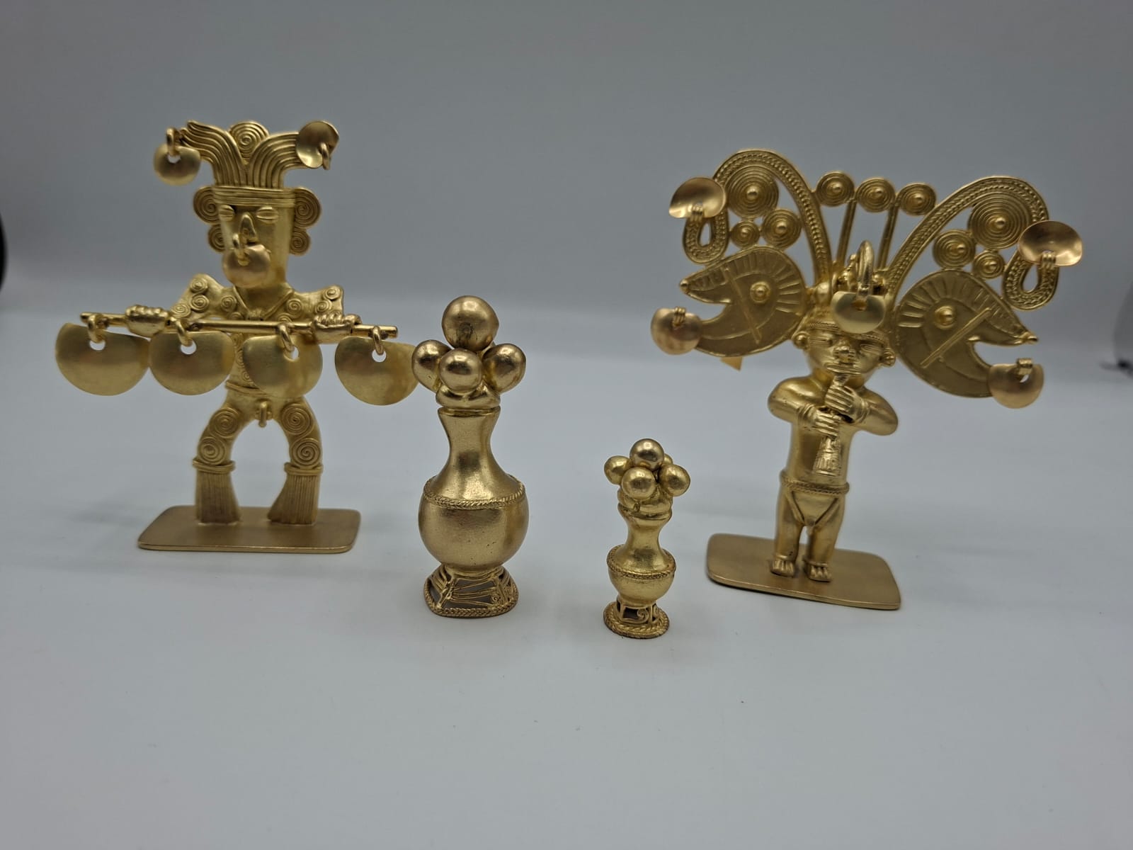 Réplicas artesanales de figuras antropomorfas de orfebrería precolombina