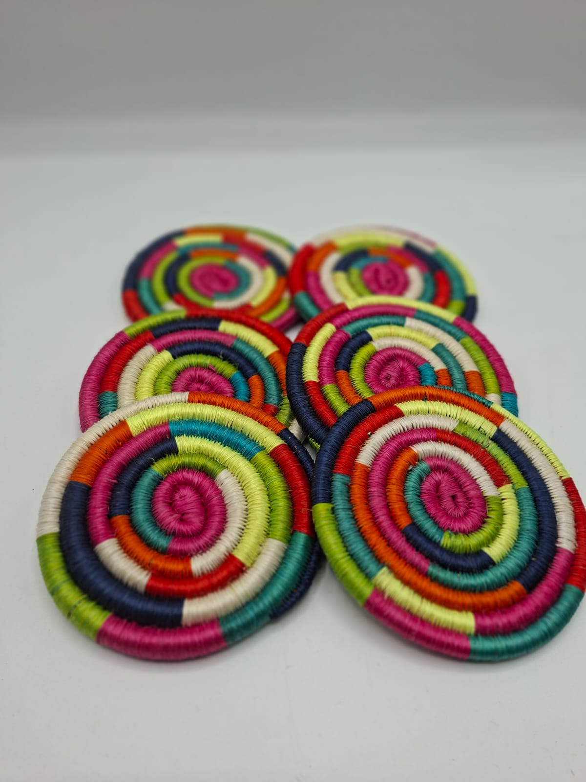 Individuales tejidos a mano en fibra con patrones circulares de colores
