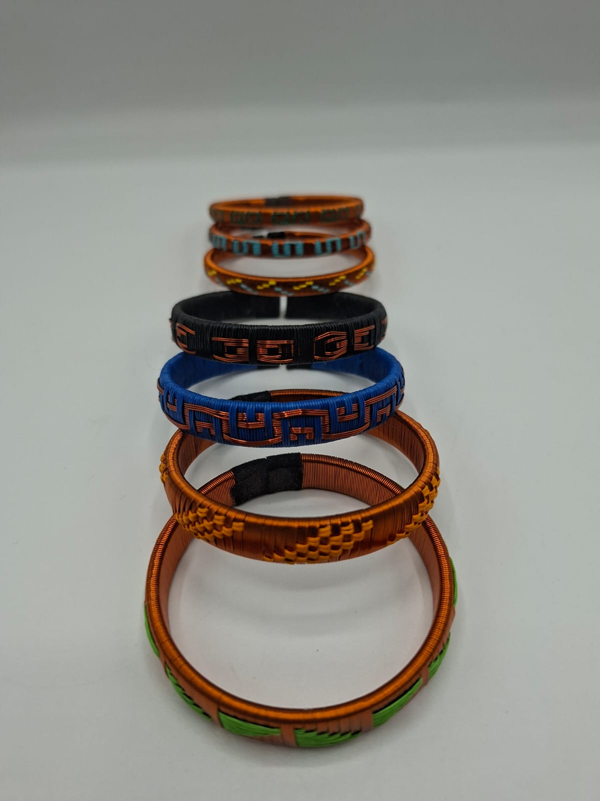 Manillas y pulseras artesanales tejidas a mano con fibras naturales