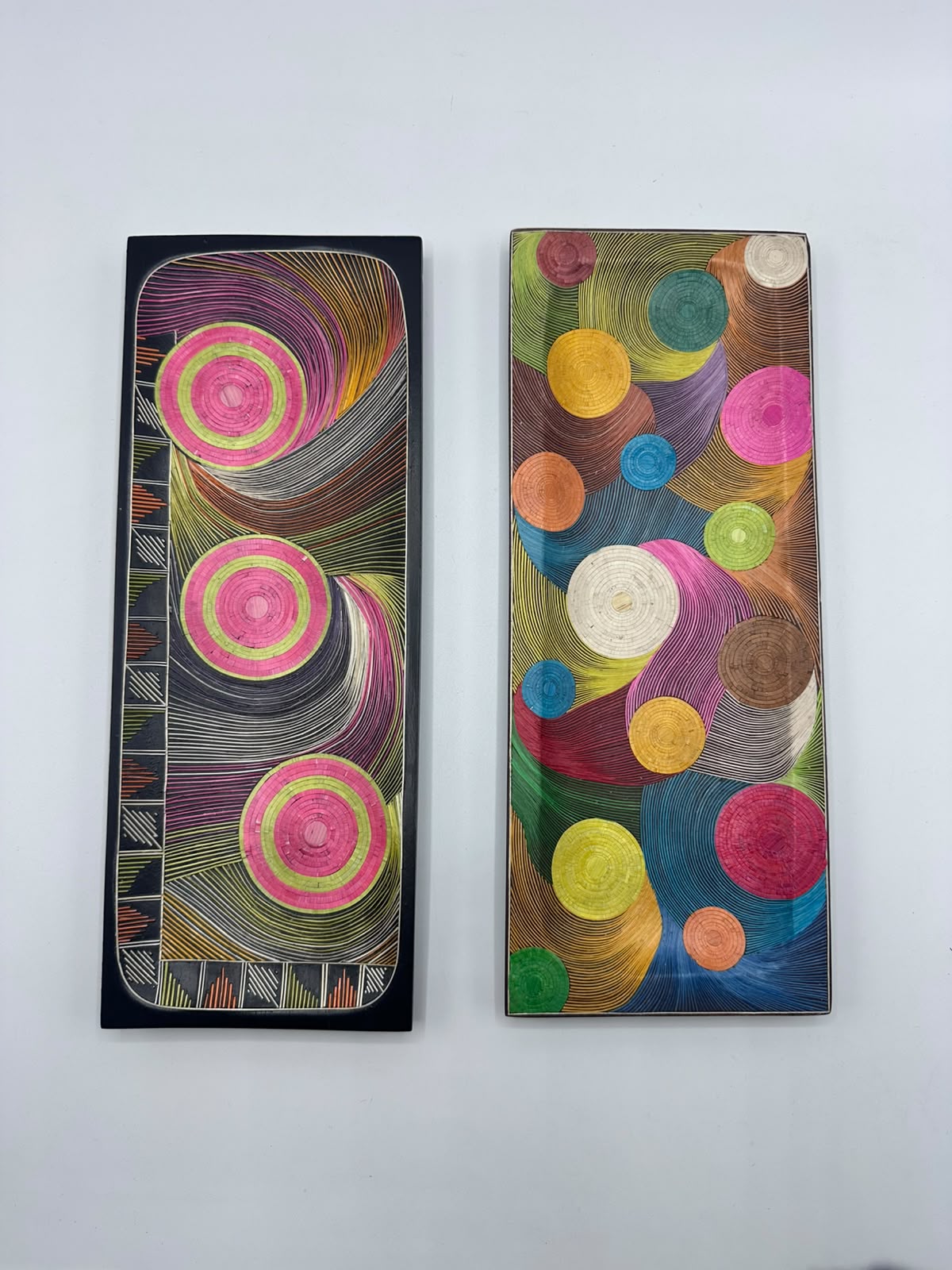 Arte decorativo artesanal con círculos de colores en relieve