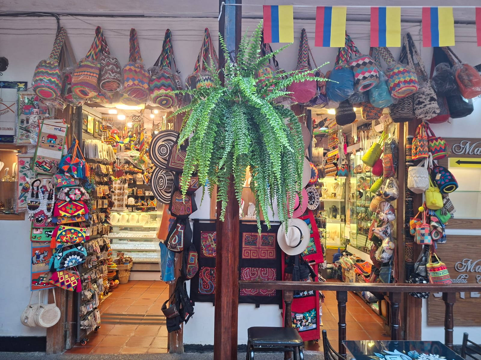 Vitrina de joyería y artesanías en el local de Costumbres