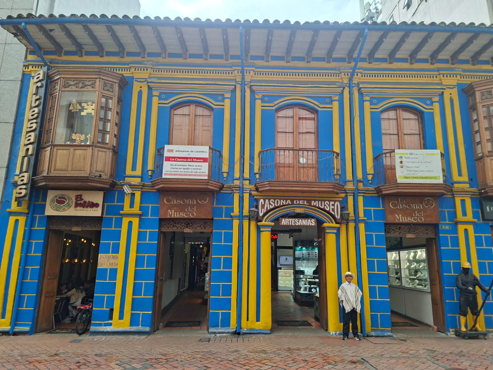 Fachada colonial de la Casona del Museo en el centro histórico de Bogotá