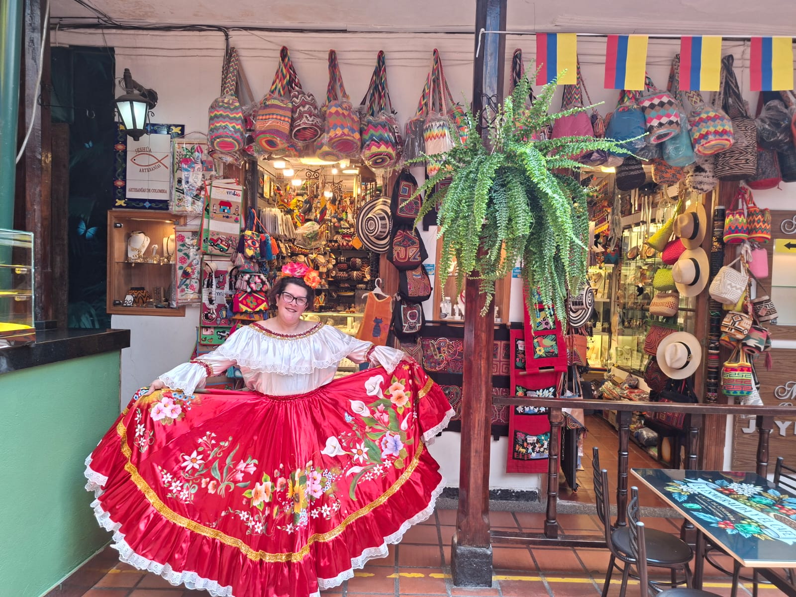 Mochilas, sombreros y artesanías exhibidas en la entrada del local